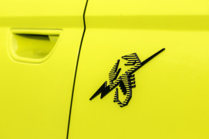 Abart Badge auf gelber Karosserie des Abarth 500e
